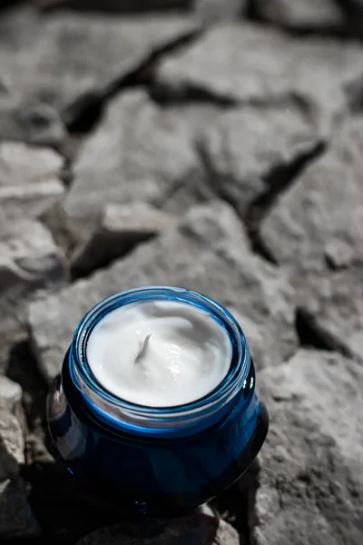 Vochtinbrengende Beauty Cream Huidverzorging Spa Cosmetica Stenen Achtergrond Zomer Bij — Stockfoto