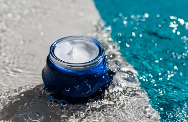 Vochtinbrengende Beauty Cream Huidverzorging Spa Cosmetica Bij Zwembad Zomer Cosmetische — Stockfoto