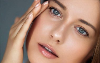 Güzellik, makyaj ve cilt makyajı modelinin yüz portresi, doğal makyajlı güzel bir kadın, mükemmel sağlıklı cilt parıltısı, yüz bakımı.