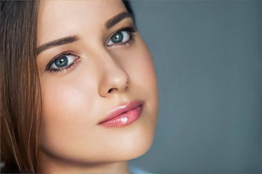 Güzellik, makyaj ve cilt makyajı modelinin yüz portresi, doğal makyajlı güzel bir kadın, mükemmel sağlıklı cilt parıltısı, yüz bakımı.