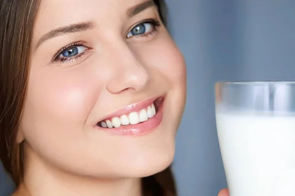 Šťastná Mladá Žena Sklenicí Mléka Nebo Proteinového Koktejlu Zdravým Nápojem — Stock fotografie