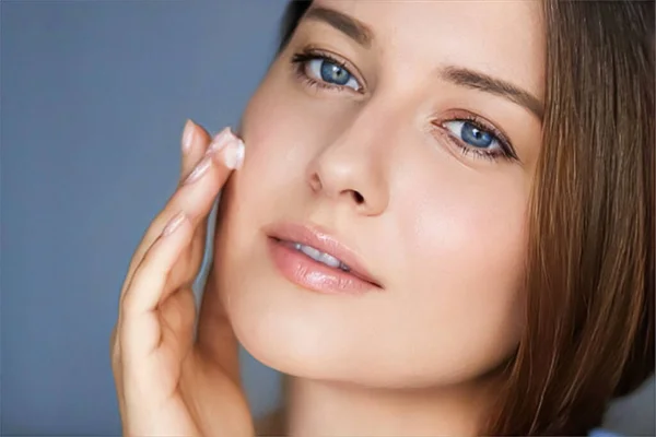 Beauty Makeup Skincare Cosmetics Model Face Portrait Beautiful Woman Applying — Zdjęcie stockowe