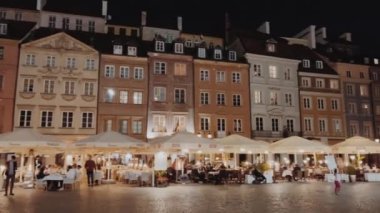 Gece Varşova, Polonya, turizm ve Avrupa seyahatleri konseptinde Pazar meydanı, tarihi binalar ve Eski Şehir sokakları