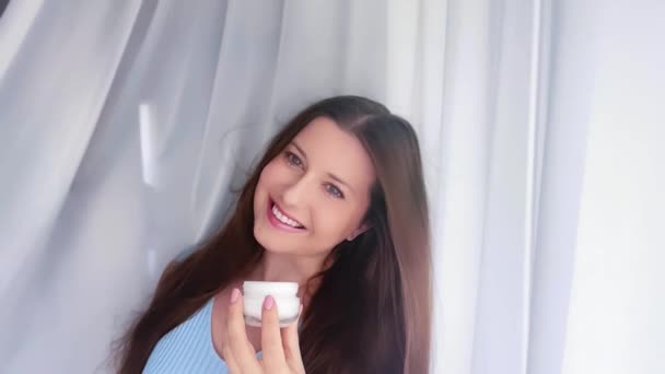 Wanita Muda Cantik Memegang Wajah Krim Pelembab Lambat Gerak Kecantikan — Stok Video