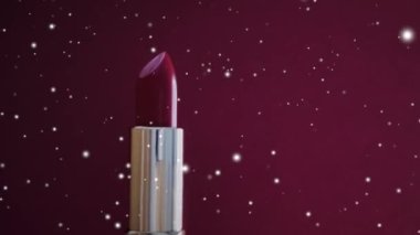 Noel zamanı lüks kozmetik ürünü olarak kırmızı ruj ve kar, kar yağışı reklamı ve güzellik markası konsepti