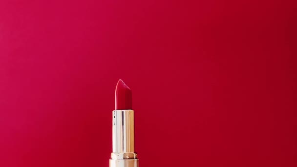 红色口红在金管中作为奢侈化妆品 化妆品和美容美发品牌的概念 — 图库视频影像