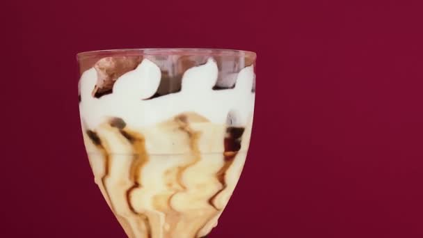 Eisdessert Mit Vanillecreme Und Schokolade Glas Süßes Tiefkühlkost Konzept — Stockvideo