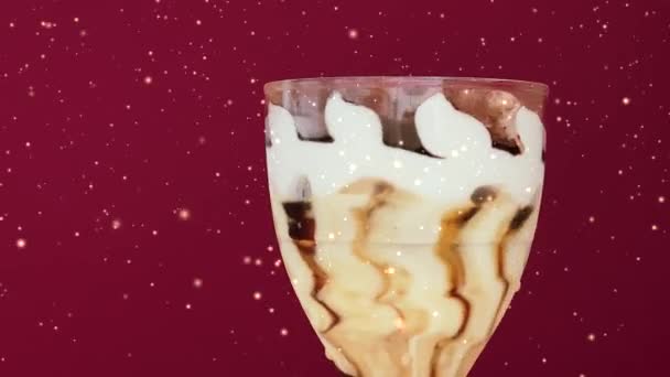 Ijs Dessert Met Vanille Room Chocolade Gouden Glitter Deeltjes Zoet — Stockvideo