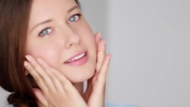 Güzel bir kadın organik kozmetik krem sürüyor, yüzüne yüz masajı çizgileri ile dokunuyor, mükemmel sağlıklı bir cilt ve doğal cilt bakımı, yaşlanmayı önleyen güzellik ve sağlık konsepti.