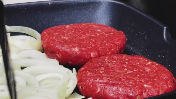 Cottura Hamburger Manzo Macinato Sulla Padella Griglia Ghisa All Aperto — Video Stock