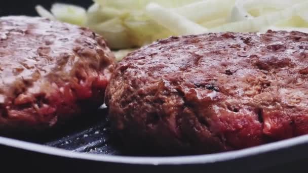 Μαγείρεμα Κιμά Μπιφτέκι Χυτοσίδηρο Τηγάνι Σχάρα Εξωτερικούς Χώρους Κόκκινο Κρέας — Αρχείο Βίντεο