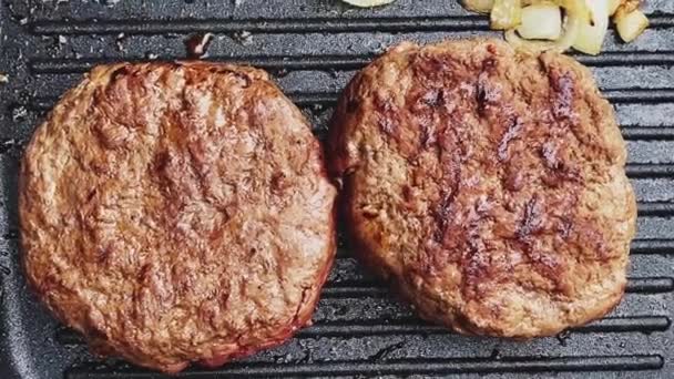 Μαγείρεμα Κιμά Μπιφτέκι Χυτοσίδηρο Τηγάνι Σχάρα Εξωτερικούς Χώρους Κόκκινο Κρέας — Αρχείο Βίντεο