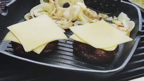 Gătit Burger Carne Vită Tocată Brânză Ceapă Grătar Fontă Aer — Videoclip de stoc