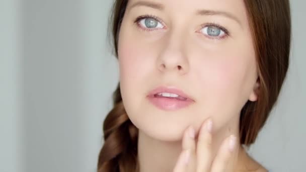 Wanita Cantik Mengaplikasikan Krim Kosmetik Organik Menyentuh Wajahnya Dengan Garis — Stok Video