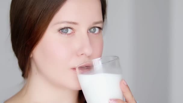 Счастливая Молодая Женщина Пьет Молоко Протеиновый Коктейль Стекла Здоровый Напиток — стоковое видео