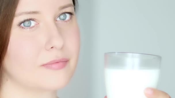 Šťastná Mladá Žena Sklenicí Mléka Nebo Proteinového Koktejlu Zdravým Nápojem — Stock video