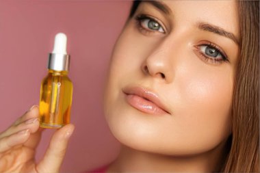 Güzellik, makyaj ve cilt estetiği yüz portresi, cilt bakımı için gerekli makyaj malzemelerini taşıyan kadın, yüz bakımı ürünü maketi.