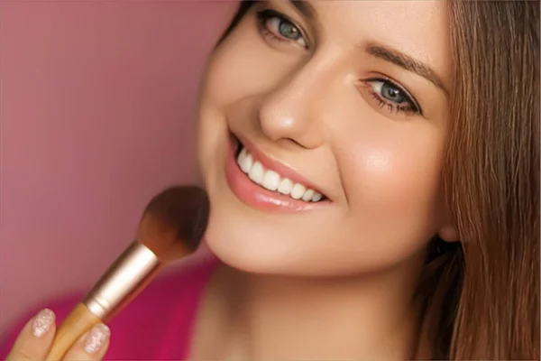 Beautiful Young Woman Applying Cosmetic Powder Product Make Bamboo Brush — Zdjęcie stockowe