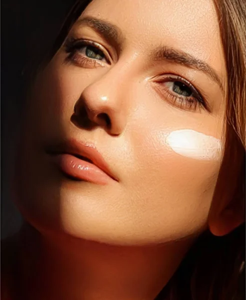 Beauty Suntan Spf Skincare Cosmetics Model Face Portrait Woman Moisturising — ストック写真