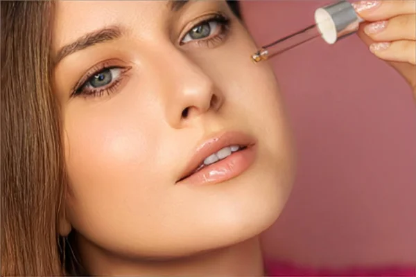 Beauty Makeup Skincare Cosmetics Model Face Portrait Woman Applying Skin — Zdjęcie stockowe