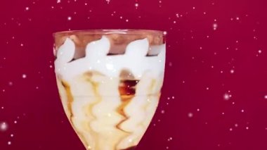 Vanilyalı ve çikolatalı dondurma ve Noel için kar yağışı, tatlı dondurulmuş gıda konsepti