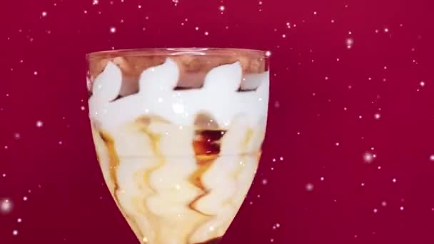 バニラクリームとチョコレートとクリスマスの雪の効果とアイスクリームデザート 甘い冷凍食品のコンセプト — ストック動画