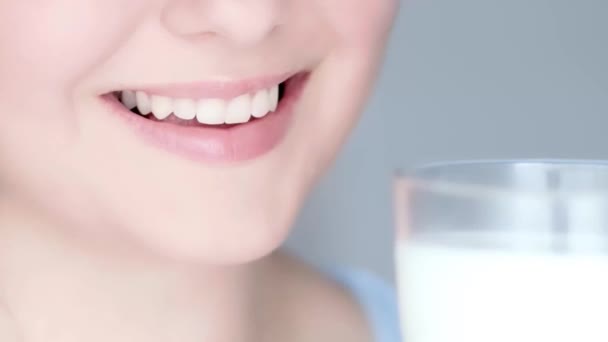 Zdrowa Dieta Zęby Nabiał Doskonały Naturalny Biały Ząb Uśmiech Kobiety — Wideo stockowe