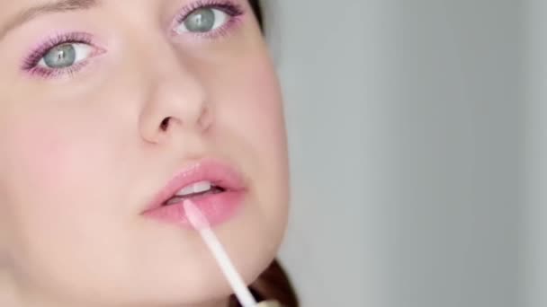 스킨케어 화장품 초상화 립글로스를 바르는 아름다운 클로즈업 — 비디오