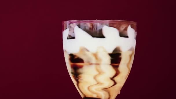 Ijs Dessert Met Vanille Room Chocolade Glas Zoet Bevroren Voedsel — Stockvideo