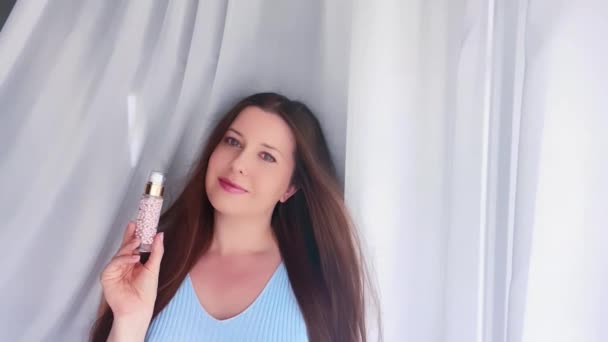 Vacker Ung Kvinna Som Håller Hudvård Kosmetisk Produkt Slow Motion — Stockvideo