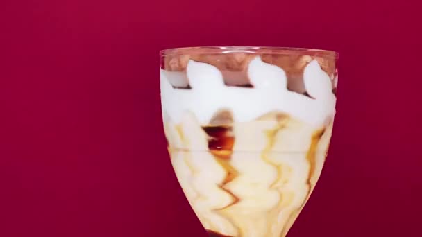 Eisdessert Mit Vanillecreme Und Schokolade Glas Süßes Tiefkühlkost Konzept — Stockvideo