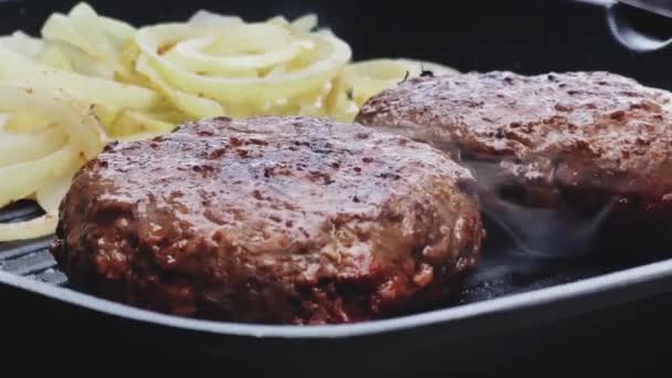 Cocinar Hamburguesa Carne Picada Sartén Parrilla Hierro Fundido Aire Libre — Vídeos de Stock