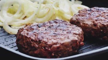 Bahçe konseptinde ızgara et, kızartma tavasında kırmızı et, dökme demir ızgara tavada kıymalı burger pişirmek.