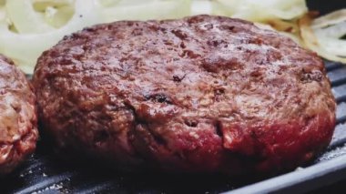 Bahçe konseptinde ızgara et, kızartma tavasında kırmızı et, dökme demir ızgara tavada kıymalı burger pişirmek.