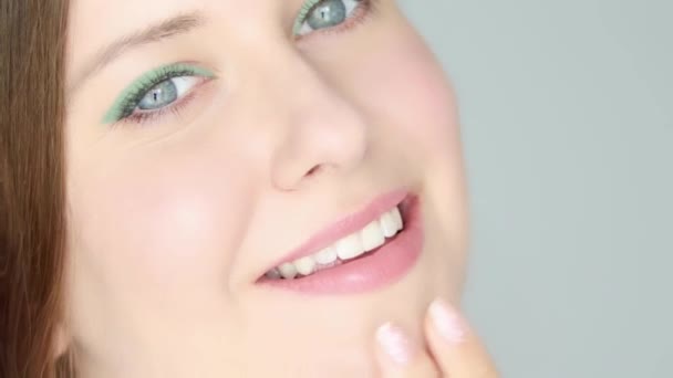 Güzel Bir Kadın Organik Kozmetik Krem Sürüyor Yüzüne Yüz Masajı — Stok video