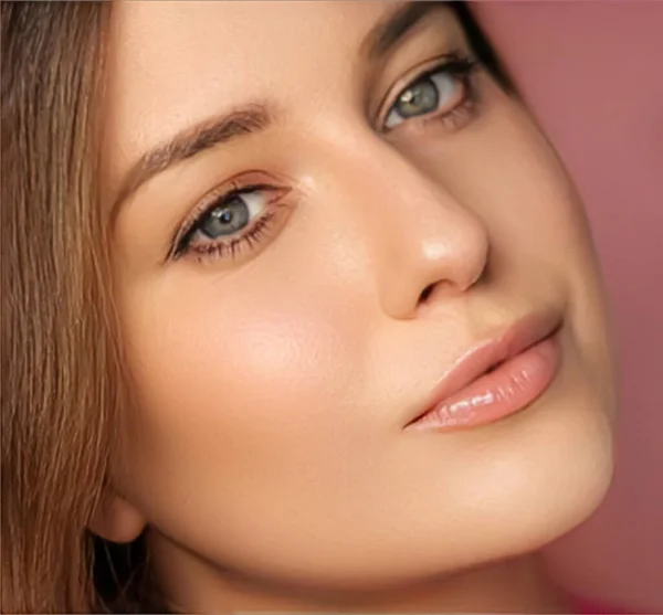 Beleza Maquiagem Cosméticos Skincare Modelo Rosto Retrato Fundo Rosa Mulher — Fotografia de Stock