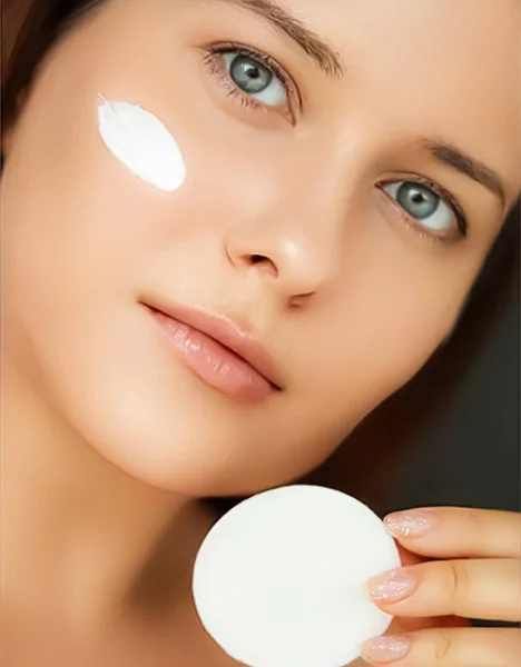 Beauty Face Cream Skincare Cosmetics Model Portrait Woman Applying Moisturiser — Zdjęcie stockowe