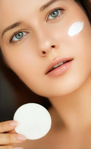 Beauty Face Cream Skincare Cosmetics Model Portrait Woman Applying Moisturiser — Zdjęcie stockowe