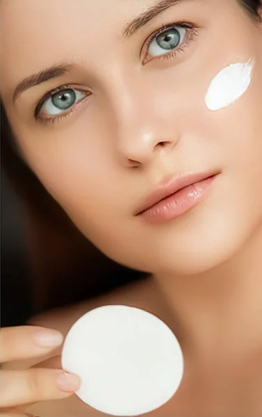 Beauty Face Cream Skincare Cosmetics Model Portrait Woman Applying Moisturiser — ストック写真