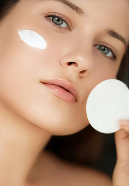 Beauty Face Cream Skincare Cosmetics Model Portrait Woman Applying Moisturiser — ストック写真