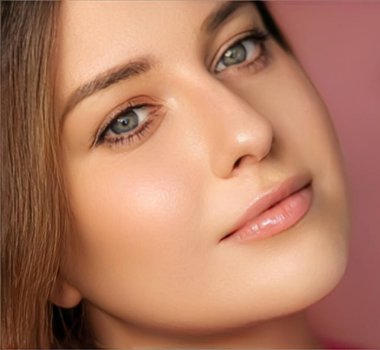 Güzellik, makyaj ve cilt makyajı. Pembe arka planda yüz resmi. Doğal makyajlı güzel bir kadın.