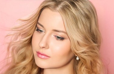 Güzel yüz portresi, uzun dalgalı sarı saç stili ve pembe arka planda parlak ruj makyajı olan güzel bir kadın, moda ve cazibe modeli makyaj, cilt estetiği ve saç bakımı arayın.