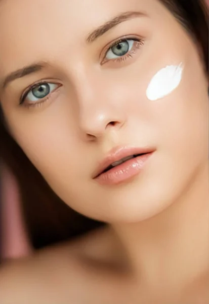 Beauty Face Cream Skincare Cosmetics Model Portrait Woman Applying Moisturiser — Stockfoto