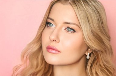 Güzel yüz portresi, uzun dalgalı sarı saç stili ve pembe arka planda parlak ruj makyajı olan güzel bir kadın, moda ve cazibe modeli makyaj, cilt estetiği ve saç bakımı arayın.