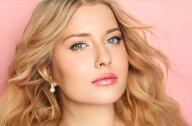 Güzel yüz portresi, uzun dalgalı sarı saç stili ve pembe arka planda parlak ruj makyajı olan güzel bir kadın, moda ve cazibe modeli makyaj, cilt estetiği ve saç bakımı arayın.