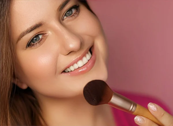 Beautiful Young Woman Applying Cosmetic Powder Product Make Bamboo Brush — Foto Stock