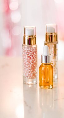 Cilt bakım ürünleri göz kamaştırıcı arka planda, cam şişeler serum, yağ, yüz kremi nemlendirici, yüz losyonu cilt bakımı kozmetik seti, parlak mermer, vücut bakım rutini ve