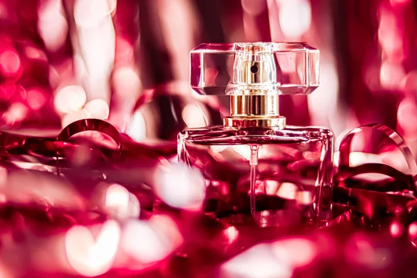 Parfüm şişesi, ihtişamlı arka planda klasik koku, lüks tatil hediyesi olarak eau de parfum, kozmetik ve güzellik markası konsepti.