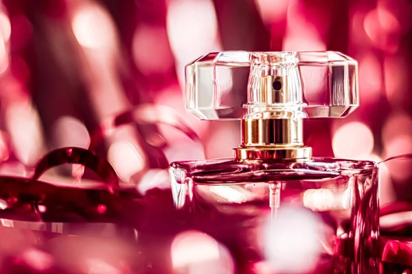 Parfüm şişesi, ihtişamlı arka planda klasik koku, lüks tatil hediyesi olarak eau de parfum, kozmetik ve güzellik markası konsepti.