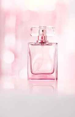 Cazibeli parfüm şişesi, çiçekli kadın kokusu, parfüm kokusu ve lüks tatil hediyesi olarak eau de parfüm, kozmetik ve güzellik markası konsepti.